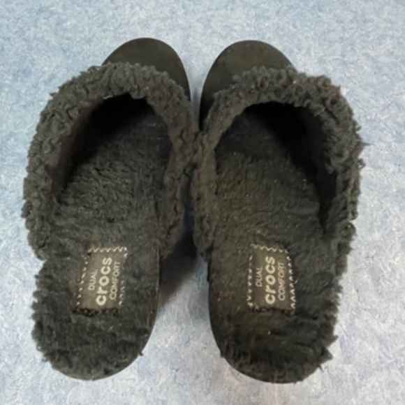 Women's Crocs Sarah Fuzzy Clogs Mules Slides - Picture 1 of 6